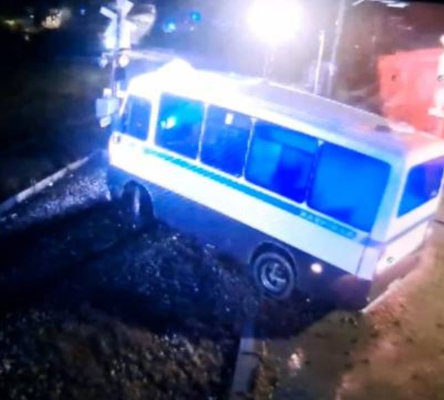 Trenin çarptığı minibüsten son anda kurtuldu