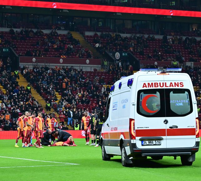 Kupa maçında korkunç çarpışma! Ambulans sahaya girdi