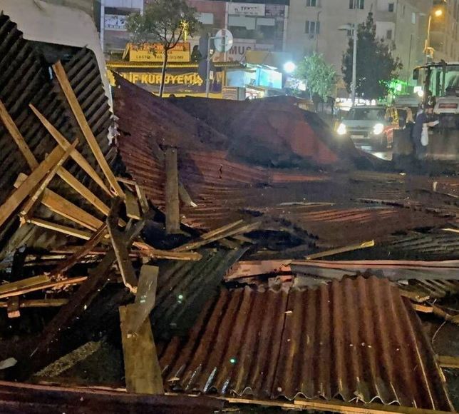 İstanbul'da çatılar uçtu!