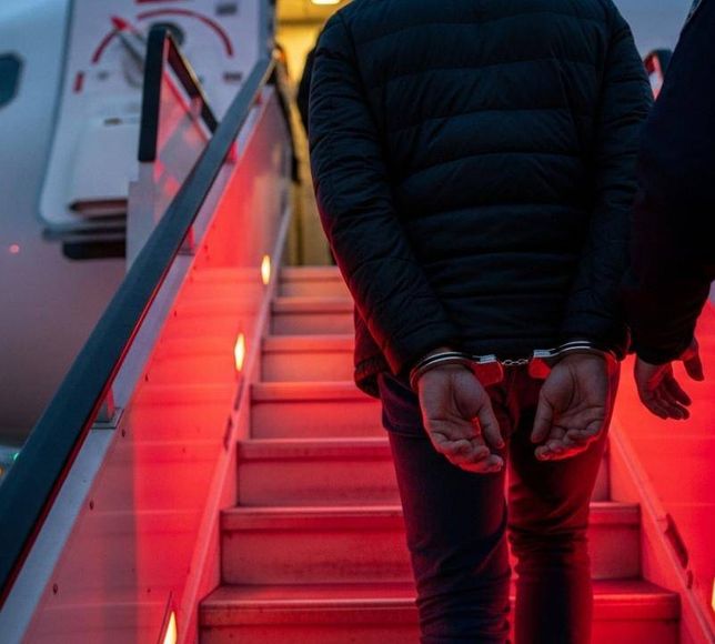 Kırmızı bültenle aranan 15 suçlu Türkiye’ye getirildi