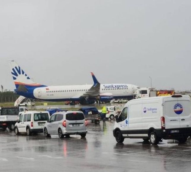 Antalya Havalimanı'nda korkutan kaza! Uçağın tekerleği çıktı