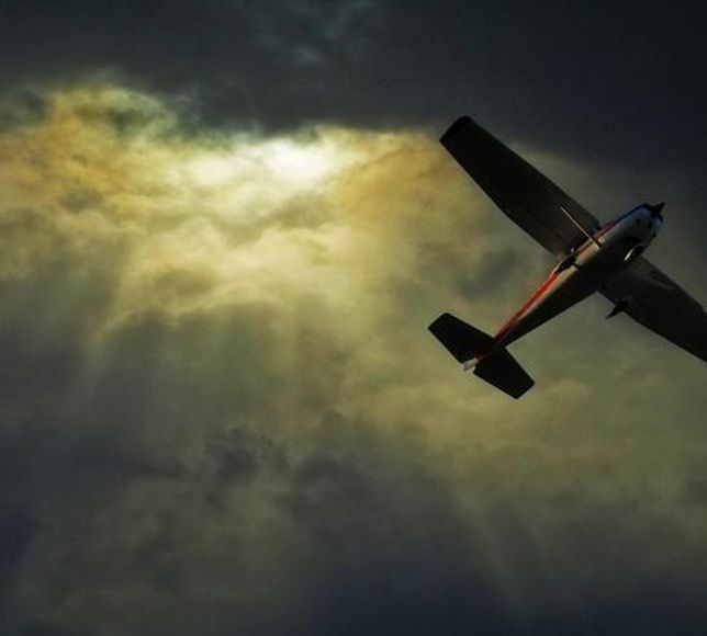 İnişe geçen uçakta dehşet! Pilotlar silahla vuruldu