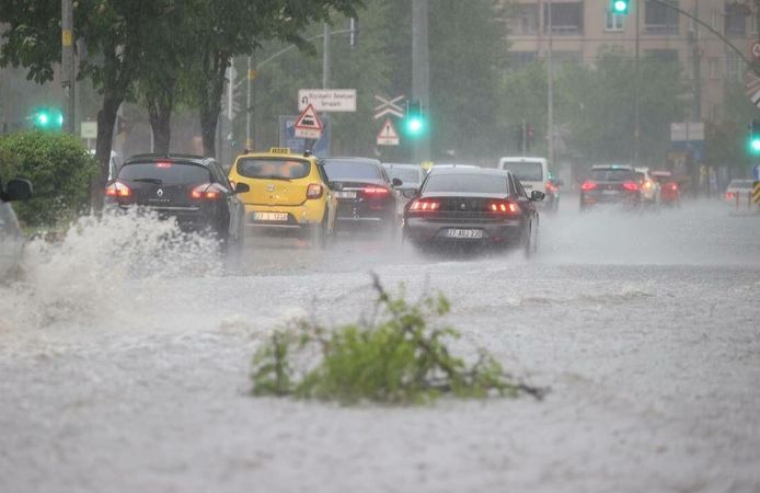 Bazı illerde sağanak hayatı olumsuz etkiledi