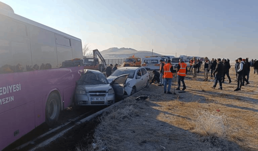 Van'da sis ve buzlanma: 30 araç birbirine girdi