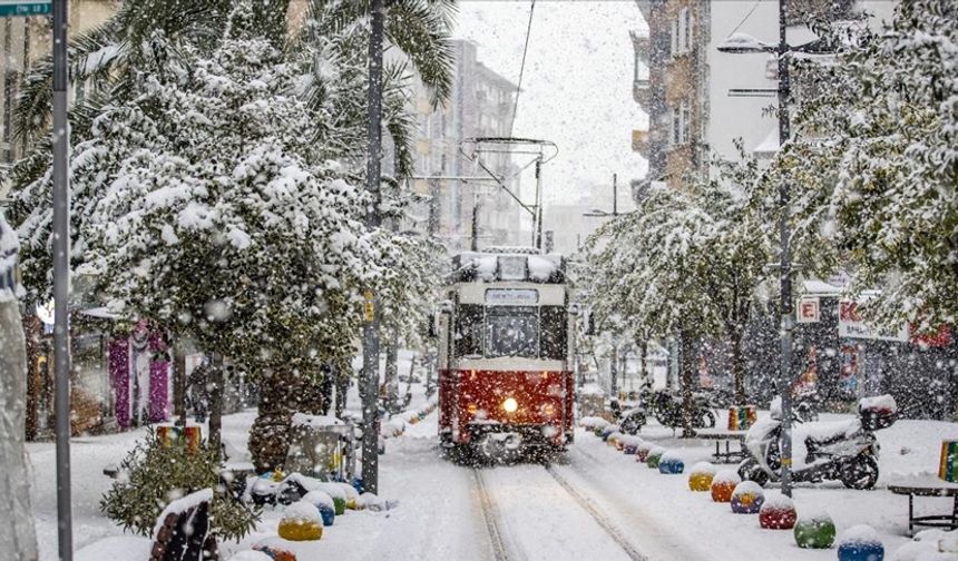 Bu yağışlar özellikle Akdeniz, İç Anadolu'nun güney ve doğusu, Orta Karadeniz, Doğu Karadeniz kıyıları, Doğu Anadolu'nun batısı ile Adıyaman çevrelerinde kuvvetli olabilir.