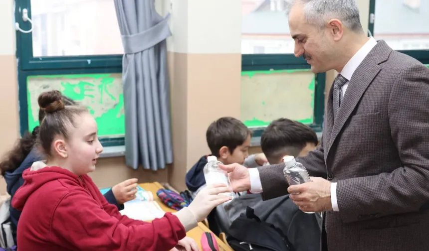 Kocaeli Çayırova Belediyesi öğrencilere dezenfektan dağıttı