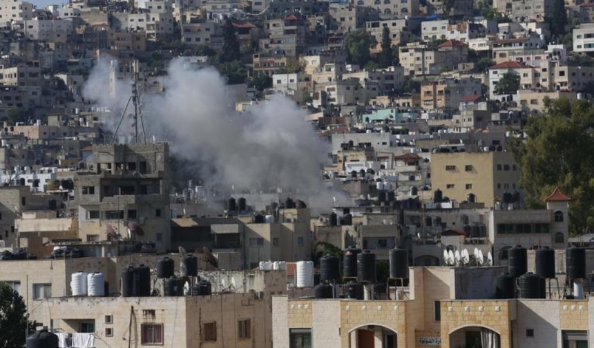 Filistin topraklarını gasbeden İsrailliler, Nablus'ta bir kız okuluna saldırdı