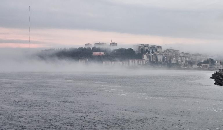Çanakkale Boğazı'nda gemi trafiğine sis engeli