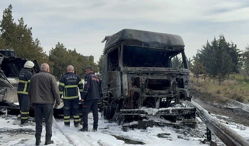 Otoyolda devrilen tanker yandı