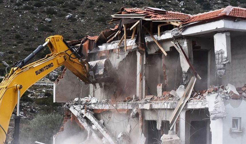 Kahramanmaraş'ta ağır hasarlı binaların yıkımı sürüyor