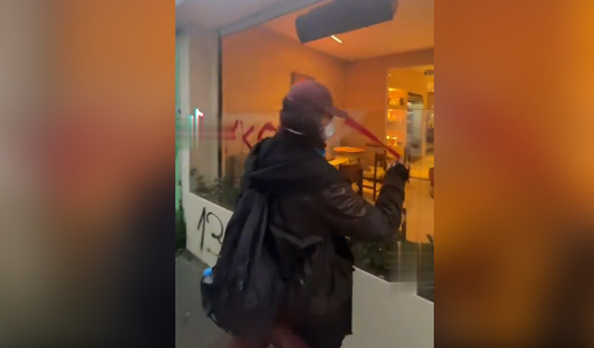 Asla sınır bilmiyorlar! EspressoLab'ın camını boyadı