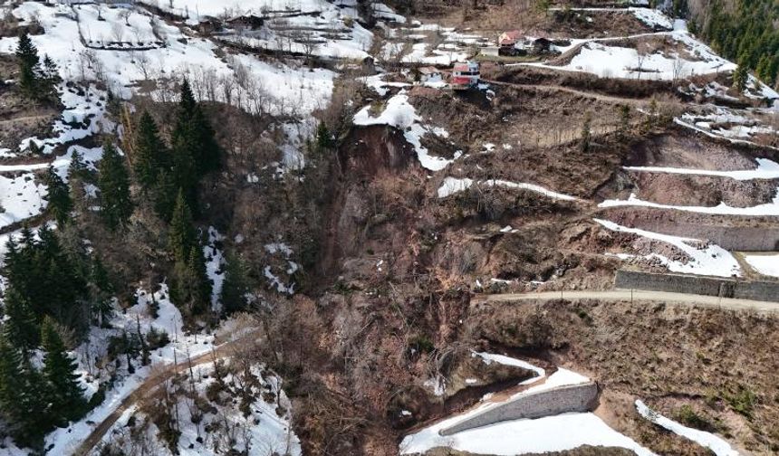 Gümüşhane-Trabzon kara yolunda heyelan meydana geldi