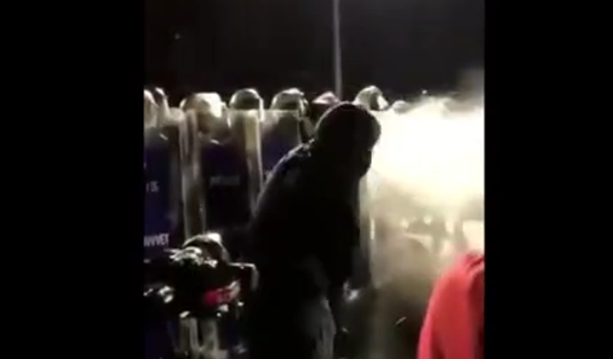 Namazla dalga geçen provokatör biber gazını yedi