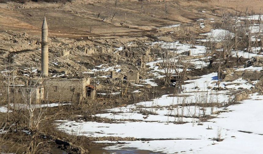 Baraj altında kalan köy sular çekilince ortaya çıktı