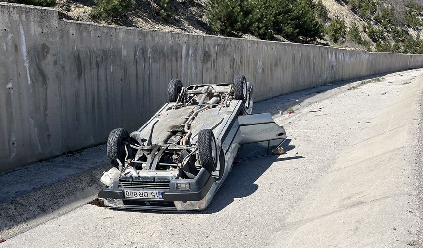 Burdur'da şarampole devrilen otomobildeki 4 kişi yaralandı