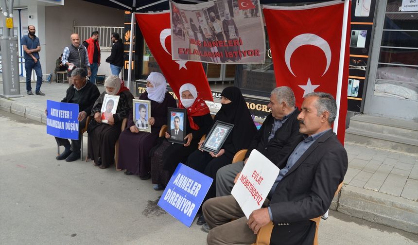 Muşlu aileler, DEM Parti önündeki eylemlerini sürdürdü