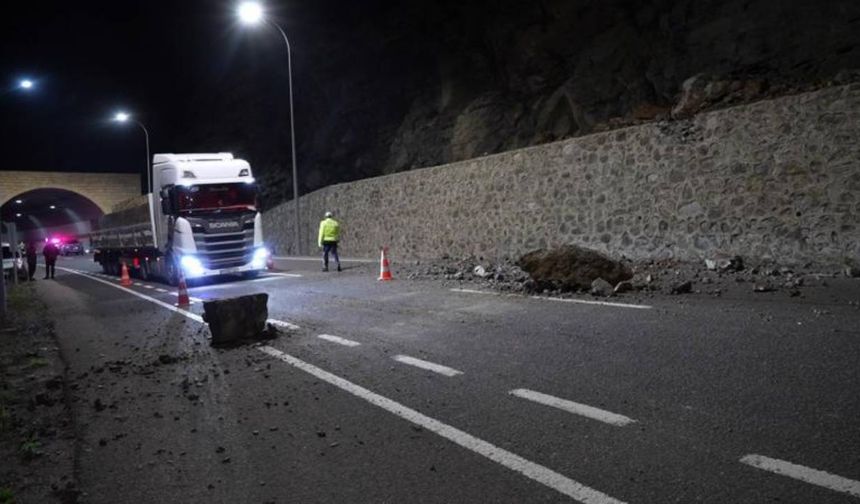 Gümüşhane'de heyelan: Dev kayalar yolu kapattı