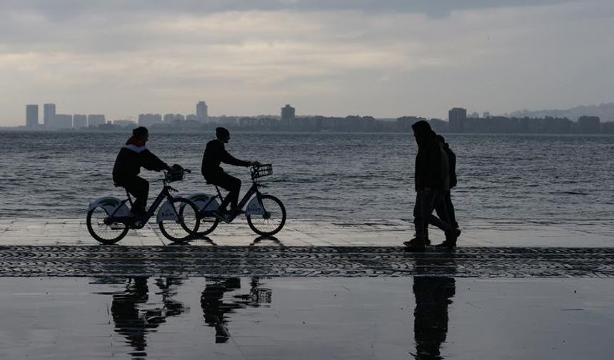İzmir'de sağanak yaşamı olumsuz etkiledi