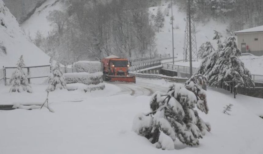 Bolu Dağı'nda kar yağışı sürüyor