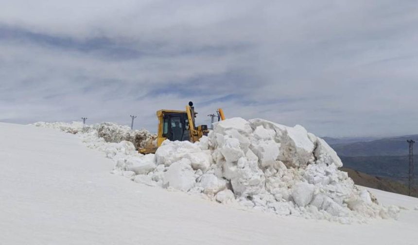 Hakkari'de yüksek kesimlere kar yağdı