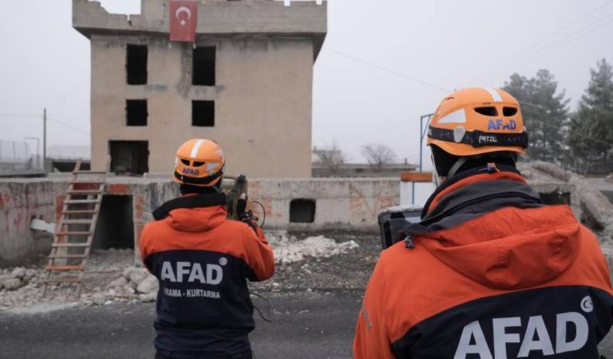 Bitlis Valisi Karakaya Ahlat'ta düzenlenen AFAD kampını ziyaret etti