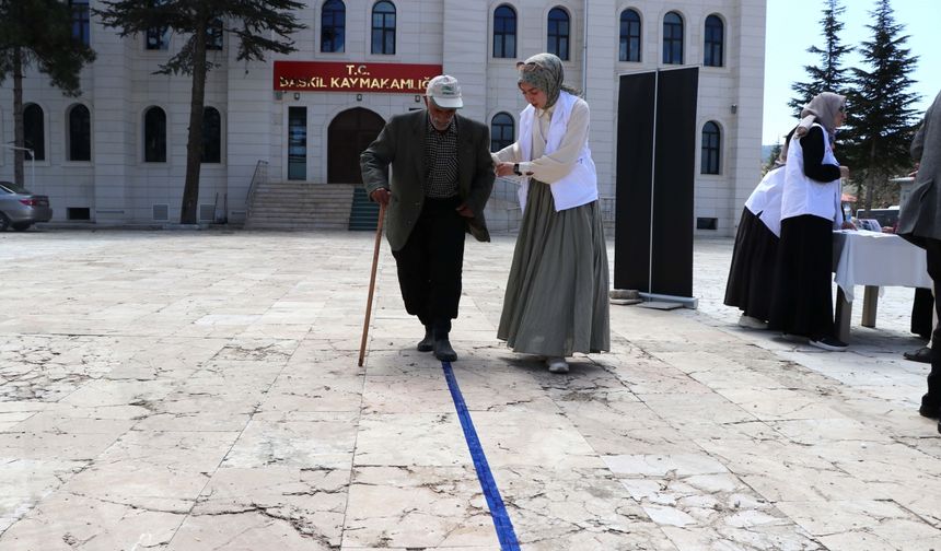 Elazığ'da "Genç Yeryüzü Doktorları" vatandaşları sağlık taramasından geçirdi