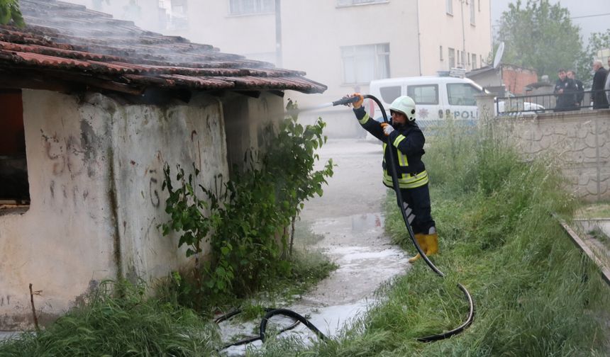 Taşova’da çıkan yangında ahşap ev kullanılamaz hale geldi