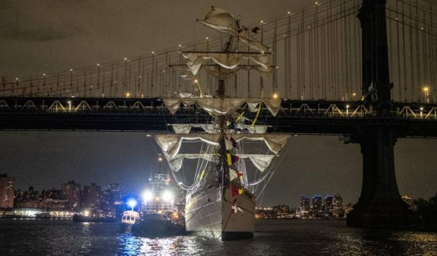 Meksika donanmasına ait gemi Brooklyn Köprüsü'ne çarptı