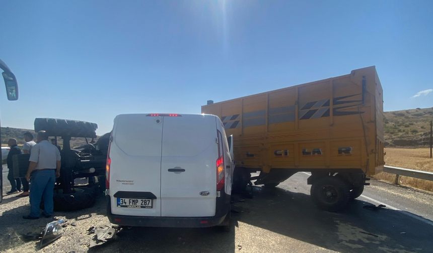 Batman'da panelvan ile traktörün çarpıştığı kazada 3 kişi yaralandı