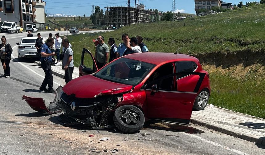 Bayburt'ta kamyon ve otomobilin çarpıştığı kazada 4 kişi yaralandı