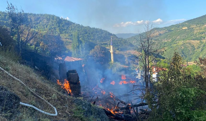 Çankırı'da 2 ahşap ev yandı