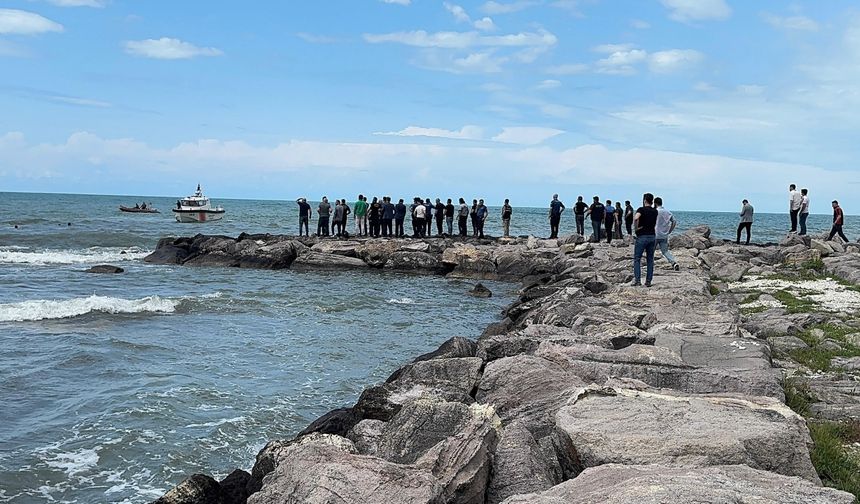 Giresun'da denizde kaybolan çocuğu arama çalışmaları devam ediyor