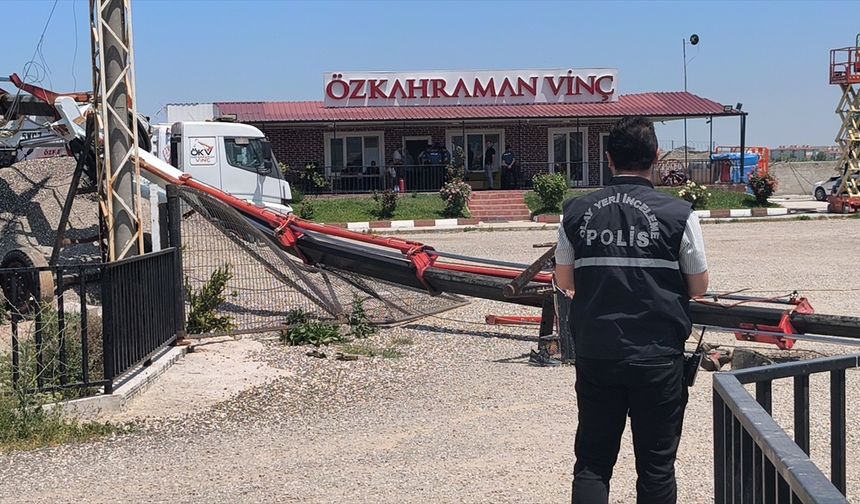 Kütahya'da devrilen vinçten düşen 2 kişi yaralandı