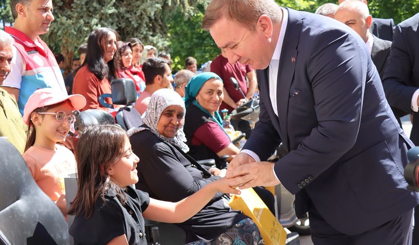 Erzincan'da 24 engelliye akülü araç desteği