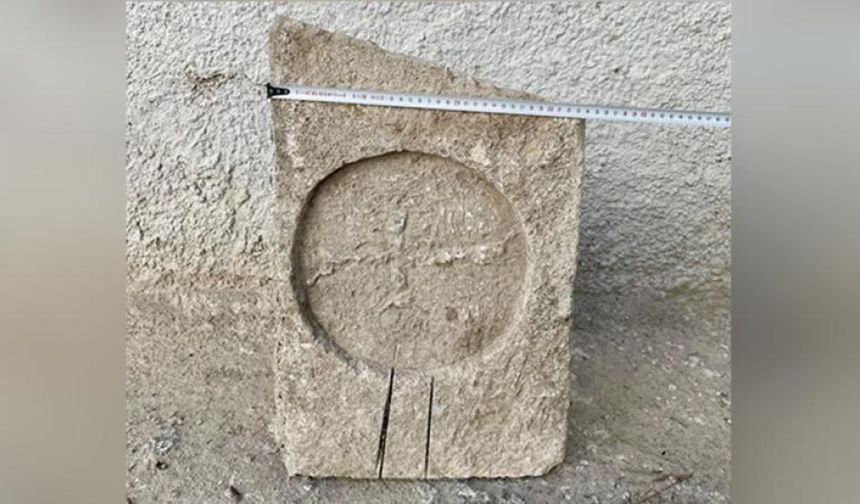 Otomobilden Bizans dönemine ait mezar steli çıktı
