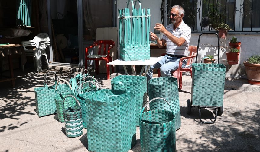 Atık plastik şeritleri sepet ve çantalara dönüştürüyor
