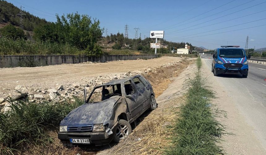 Bilecik'te yol kenarındaki su tahliye kanalına devrilen otomobildeki 5 kişi yaralandı