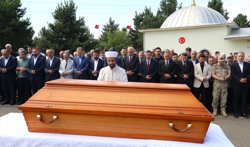 Cumhurbaşkanı Yardımcısı Yılmaz, Bingöl'de yeğeni Şiyar Güneş'in cenazesine katıldı