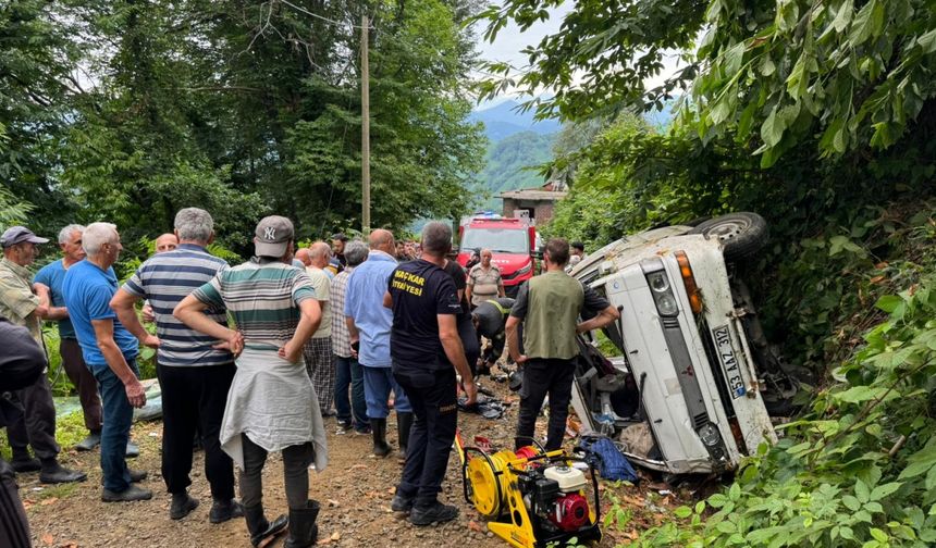 Rize'de panelvanın devrilmesi sonucu 2 kişi öldü, 3 kişi yaralandı