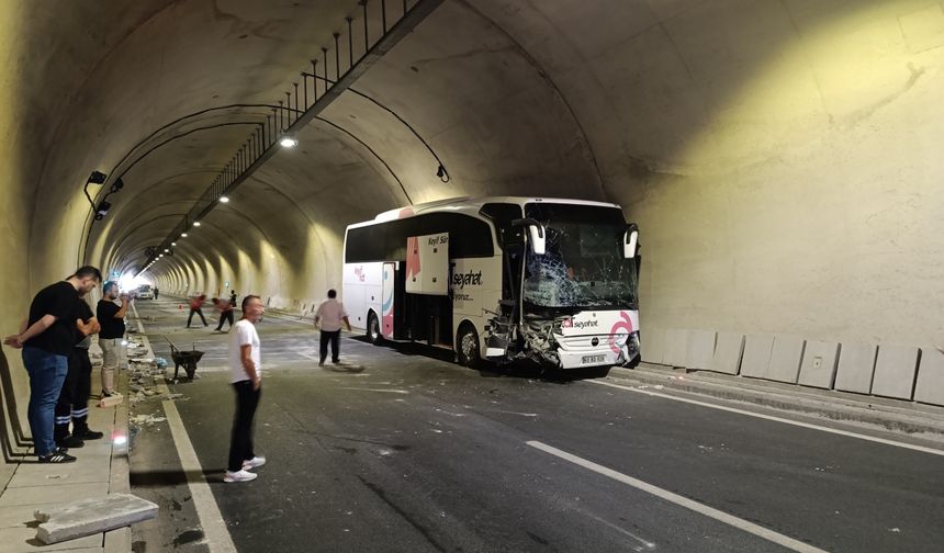 Amasya'da yolcu otobüsüyle çarpışan traktörün sürücüsü yaralandı