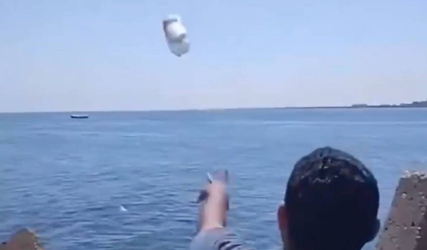 Mısırlıların içlerine gıda koyup denize bıraktıkları şişeler Gazze'ye ulaştı