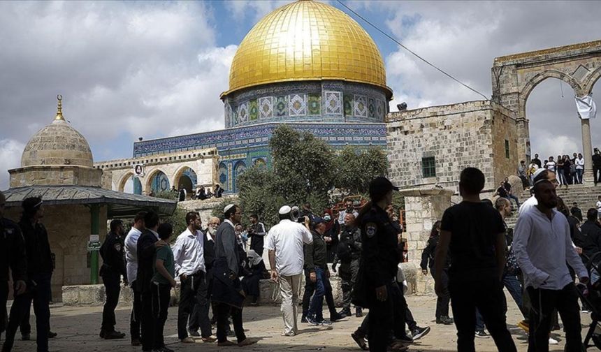 İşgalci İsrailliler Mescid-i Aksa'ya baskın düzenledi