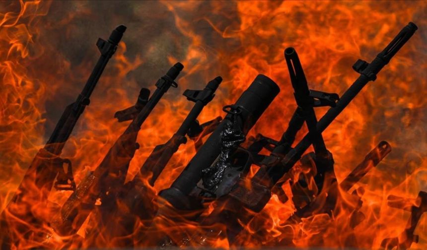 Terör örgütü PKK silahlarını böyle yaktı!