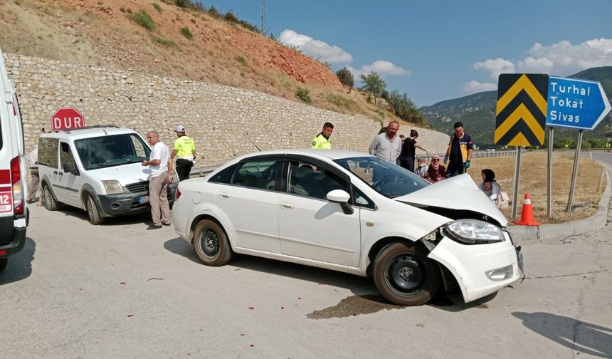 Amasya'da iki otomobilin çarpıştığı kazada 5 kişi yaralandı