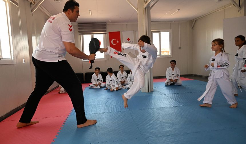 Depremzede çocuklar tekvandoyla rehabilite oluyor