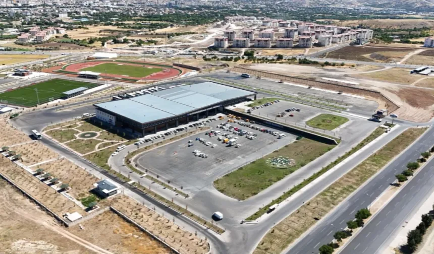 Otobüs terminali, günde yüzlerce yolcuyu ağırlıyor