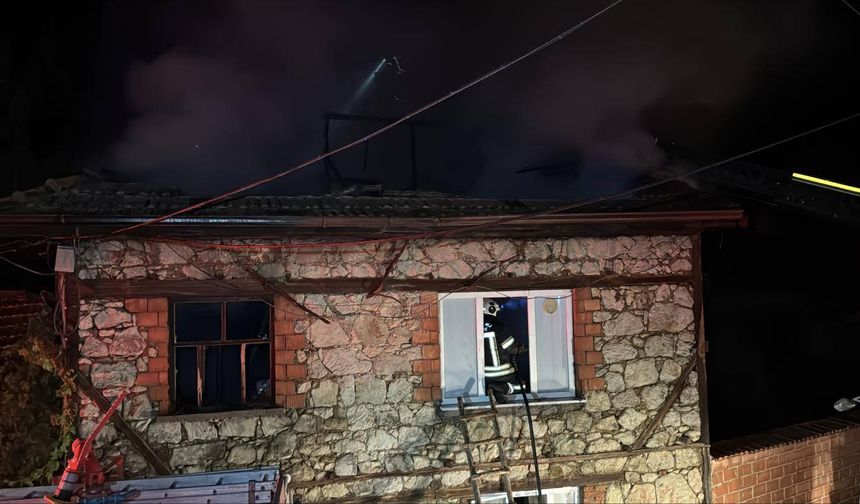 Kütahya'da bir köyde yangın çıktı: 4 ev kullanılamaz hale geldi