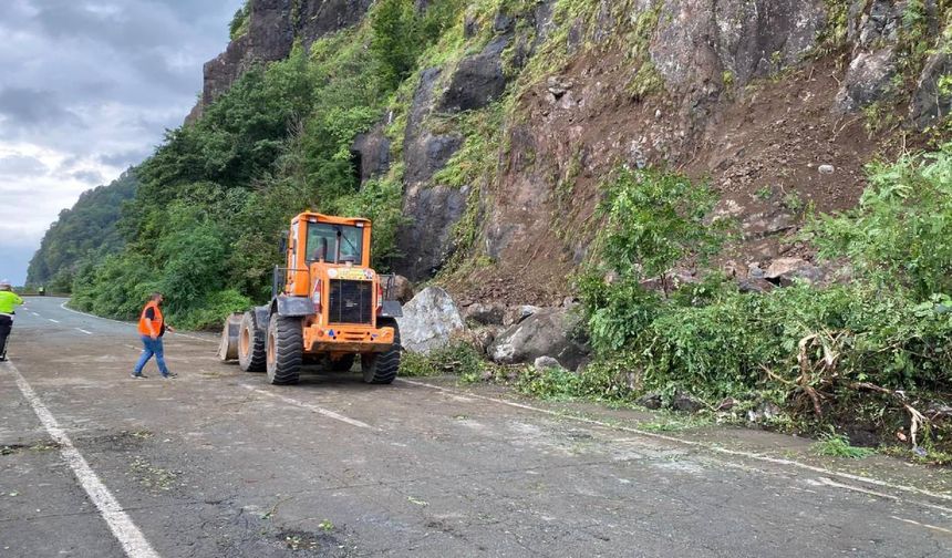 Artvin'de heyelan! Karadeniz Sahil Yolu ulaşıma kapandı