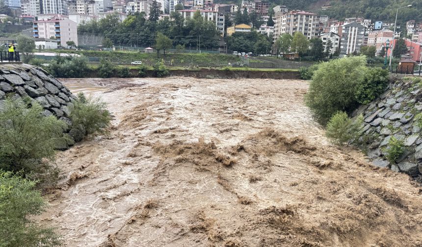 Artvin'de sağanak, taşkın ve heyelanlara neden oldu