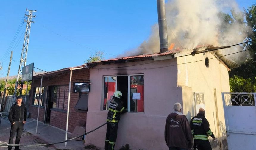 Erzincan'da iş yerinde çıkan yangın itfaiye ekiplerince söndürüldü